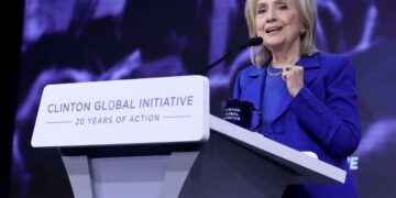 Clinton dice que los jóvenes se oponen al genocidio en Gaza debido a vídeos “totalmente inventados”