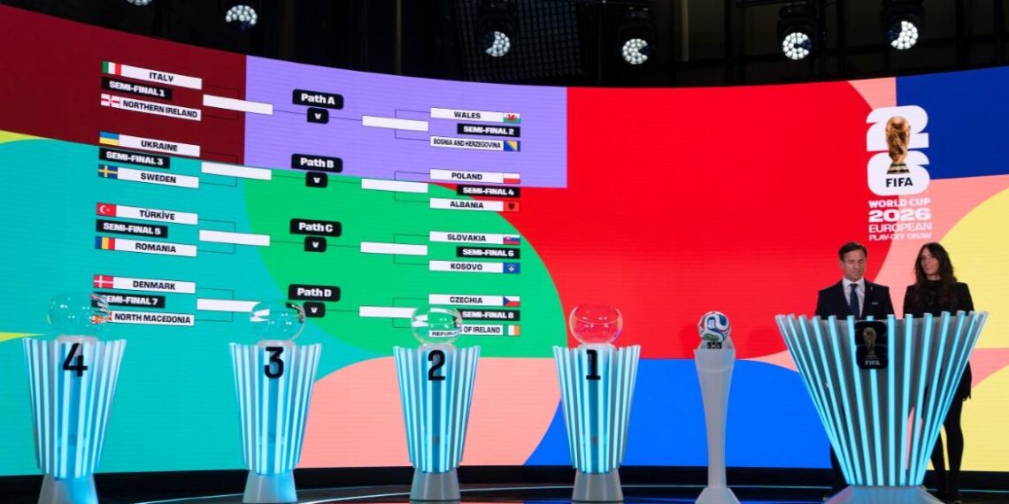 Manolo Zubiria, director del torneo de la Copa Mundial de la FIFA 2026 (izq.), y la anfitriona Melanie Winiger (derecha) durante el sorteo de los playoffs de la Copa Mundial de la FIFA 2026 en Zúrich, Suiza, el 20 de noviembre de 2025. (Claudio Thoma/Keystone vía AP)