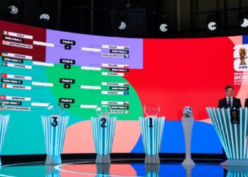 Manolo Zubiria, director del torneo de la Copa Mundial de la FIFA 2026 (izq.), y la anfitriona Melanie Winiger (derecha) durante el sorteo de los playoffs de la Copa Mundial de la FIFA 2026 en Zúrich, Suiza, el 20 de noviembre de 2025. (Claudio Thoma/Keystone vía AP)