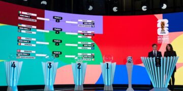 Manolo Zubiria, director del torneo de la Copa Mundial de la FIFA 2026 (izq.), y la anfitriona Melanie Winiger (derecha) durante el sorteo de los playoffs de la Copa Mundial de la FIFA 2026 en Zúrich, Suiza, el 20 de noviembre de 2025. (Claudio Thoma/Keystone vía AP)