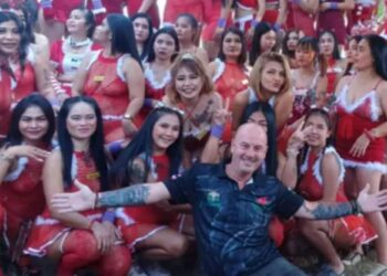 Conozca a los británicos que abandonan el monótono pavo en el Reino Unido para pasar la Navidad en la 'Ciudad del Pecado'