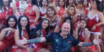 Conozca a los británicos que abandonan el monótono pavo en el Reino Unido para pasar la Navidad en la 'Ciudad del Pecado'