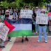 Simpatizantes se manifiestan en apoyo de Badar Khan Suri, un ciudadano indio, frente al tribunal de los Estados Unidos Albert V. Bryan en Alexandria, Virginia, el 1 de mayo de 2025. El profesor y becario postdoctoral de la Universidad de Georgetown fue detenido en marzo.