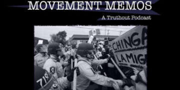 El "Memorándums de movimiento: un podcast veraz" La pancarta se encuentra encima de una fotografía de agentes de policía haciendo retroceder a los manifestantes.