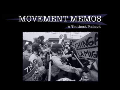 El "Memorándums de movimiento: un podcast veraz" La pancarta se encuentra encima de una fotografía de agentes de policía haciendo retroceder a los manifestantes.