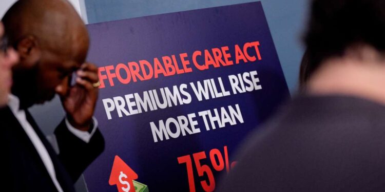 Cuatro republicanos de la Cámara de Representantes se unen a los demócratas para forzar la votación sobre la extensión de los créditos fiscales de la ACA
