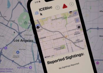 Demanda: la Casa Blanca presionó a Apple para que eliminara la aplicación de seguimiento ICE de la tienda