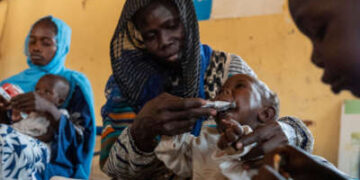 Rahma Kaki Jubarra y sus hijos, que están desnutridos en nivel de emergencia, Farah, de 9 meses y Jabr, de tres años y medio, reciben ayuda en el centro de alimentación de Almanar en Mayo Mandala, en las afueras de Omdurman, Sudán, el 25 de mayo de 2025.