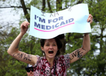 Emily Gabriella, beneficiaria de Medicaid, protesta frente a la Corte Suprema mientras se presentan los argumentos orales en el caso Medina contra Planned Parenthood South Atlantic el 2 de abril de 2025, en Washington DC.