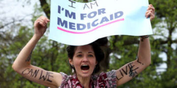 Emily Gabriella, beneficiaria de Medicaid, protesta frente a la Corte Suprema mientras se presentan los argumentos orales en el caso Medina contra Planned Parenthood South Atlantic el 2 de abril de 2025, en Washington DC.
