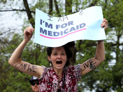 Emily Gabriella, beneficiaria de Medicaid, protesta frente a la Corte Suprema mientras se presentan los argumentos orales en el caso Medina contra Planned Parenthood South Atlantic el 2 de abril de 2025, en Washington DC.