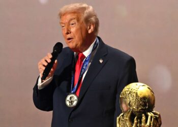 Después de no ganar el Nobel, Trump recibe el recién creado “Premio de la Paz” de la FIFA