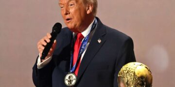 Después de no ganar el Nobel, Trump recibe el recién creado “Premio de la Paz” de la FIFA