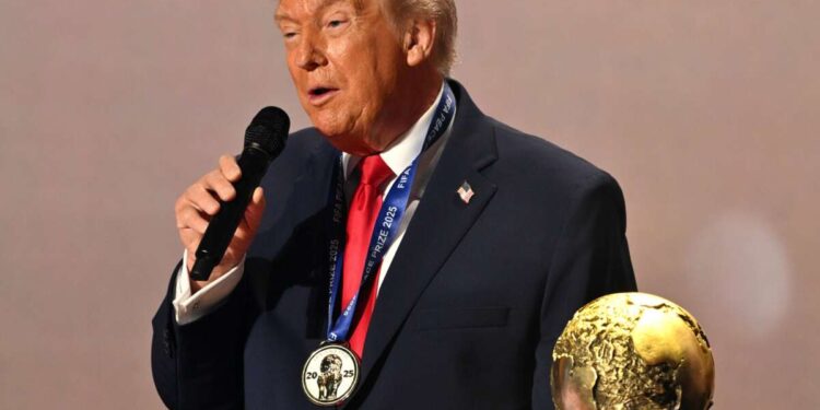 Después de no ganar el Nobel, Trump recibe el recién creado “Premio de la Paz” de la FIFA