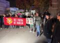 Los residentes de Dublín y los defensores de la justicia para inmigrantes de la Coalición ICE Fuera de Dublín se reúnen con carteles y pancartas frente al ayuntamiento de Dublín, California, antes de una reunión del consejo municipal el 16 de diciembre de 2025.