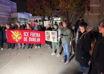 Los residentes de Dublín y los defensores de la justicia para inmigrantes de la Coalición ICE Fuera de Dublín se reúnen con carteles y pancartas frente al ayuntamiento de Dublín, California, antes de una reunión del consejo municipal el 16 de diciembre de 2025.