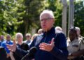 El gobernador de Minnesota, Tim Walz, habla frente a la Escuela Católica Annunciation en Minneapolis el 27 de agosto de 2025. (Foto AP/Bruce Kluckhohn)