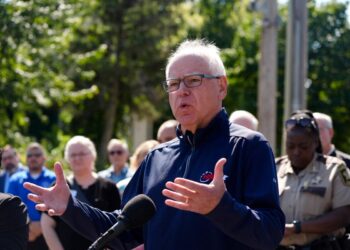 El gobernador de Minnesota, Tim Walz, habla frente a la Escuela Católica Annunciation en Minneapolis el 27 de agosto de 2025. (Foto AP/Bruce Kluckhohn)