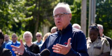 El gobernador de Minnesota, Tim Walz, habla frente a la Escuela Católica Annunciation en Minneapolis el 27 de agosto de 2025. (Foto AP/Bruce Kluckhohn)
