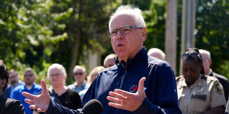 El gobernador de Minnesota, Tim Walz, habla frente a la Escuela Católica Annunciation en Minneapolis el 27 de agosto de 2025. (Foto AP/Bruce Kluckhohn)