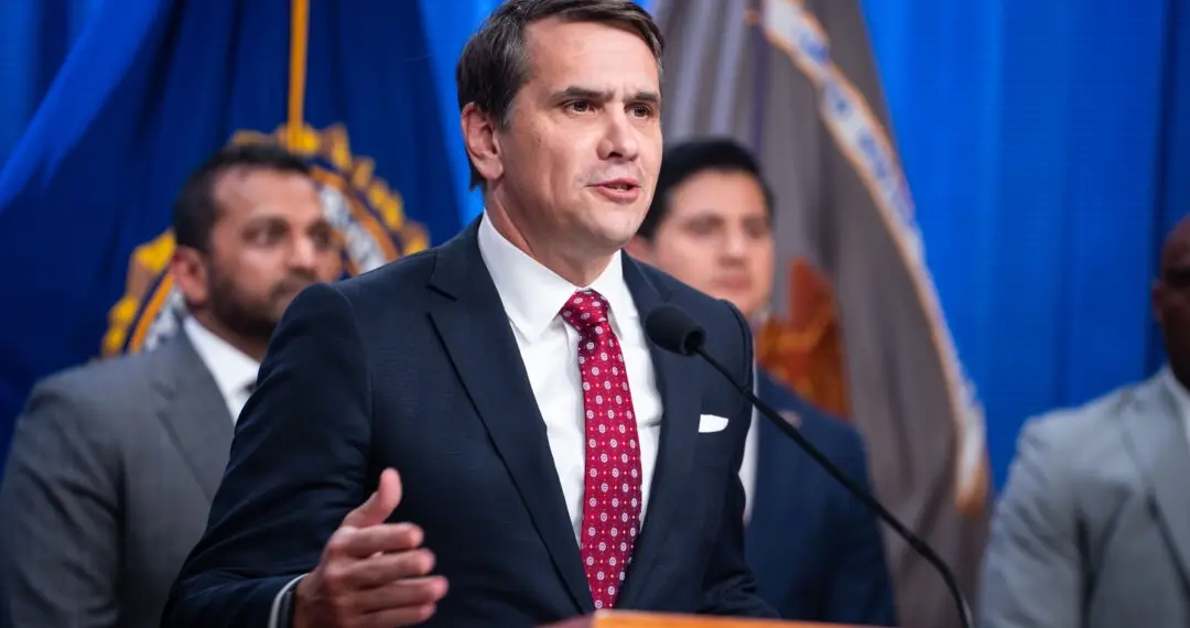 El Departamento de Justicia dice que volvió a publicar 119 páginas de archivos de Epstein que fueron redactados