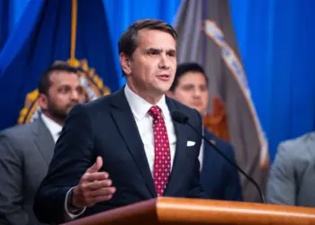 El Departamento de Justicia dice que volvió a publicar 119 páginas de archivos de Epstein que fueron redactados