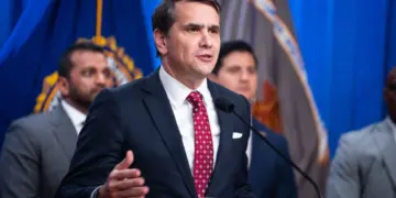 El Departamento de Justicia dice que volvió a publicar 119 páginas de archivos de Epstein que fueron redactados