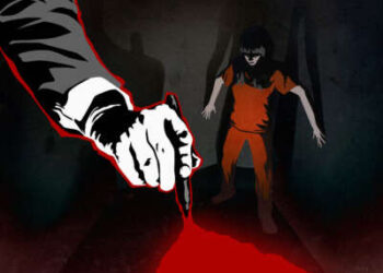 Ilustración de una prisionera apoyada contra las paredes de una celda oscura mientras un enorme brazo arrugado baja con un bolígrafo, abriendo un abismo rojo debajo de ella.