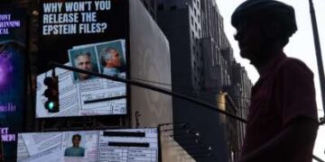 El Departamento de Justicia publica nuevos archivos de Epstein con descargo de responsabilidad en un intento de exonerar a Trump