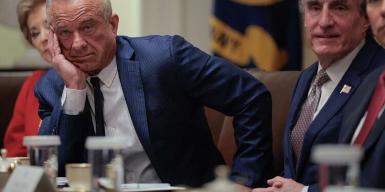 El HHS recorta las subvenciones para la salud infantil después de que la Asociación de Pediatría criticara a RFK Jr.