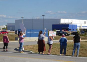 Un grupo de madres se manifiesta frente a la cárcel del condado de Greene en Springfield, Missouri, pidiendo al sheriff Jim Arnott que cancele su contrato con ICE.