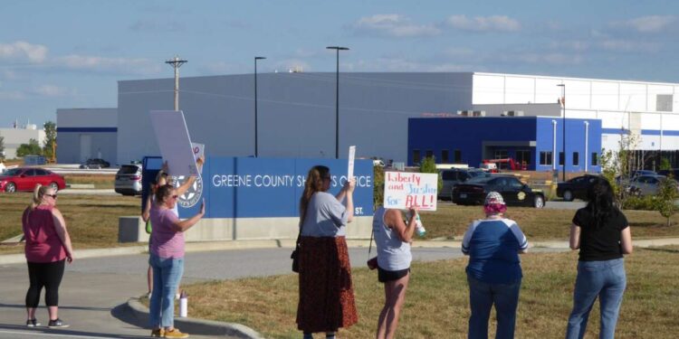 Un grupo de madres se manifiesta frente a la cárcel del condado de Greene en Springfield, Missouri, pidiendo al sheriff Jim Arnott que cancele su contrato con ICE.