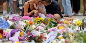 Los dolientes rinden un homenaje floral a las víctimas del tiroteo en Bondi Beach en el Bondi Pavilion de Sydney el 15 de diciembre de 2025.