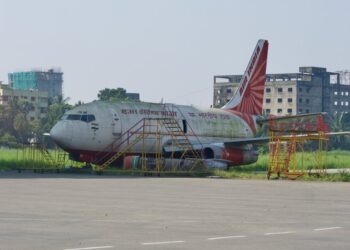 Avión de pasajeros Boeing 737-200 de Air India abandonado en el aeropuerto de Calcuta.