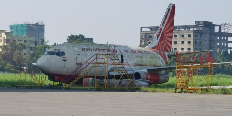 Avión de pasajeros Boeing 737-200 de Air India abandonado en el aeropuerto de Calcuta.