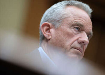 El secretario de Salud y Servicios Humanos (HHS), Robert F. Kennedy Jr., testifica ante el Subcomité de Salud del Comité de Energía y Comercio de la Cámara de Representantes en el edificio de oficinas de Rayburn House el 24 de junio de 2025, en Washington, DC.