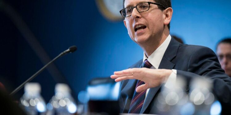El director de la Oficina de Presupuesto del Congreso (CBO), Phillip Swagel, testifica ante el Subcomité del Poder Legislativo del Comité de Asignaciones de la Cámara de Representantes en Washington el 12 de febrero de 2020. (Sarah Silbiger/Getty Images)