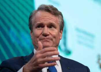 El director ejecutivo de BofA califica la economía como "bastante sólida", pero advierte que el retroceso del consumo es el principal riesgo para 2026