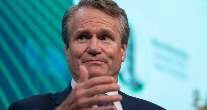 El director ejecutivo de BofA califica la economía como "bastante sólida", pero advierte que el retroceso del consumo es el principal riesgo para 2026