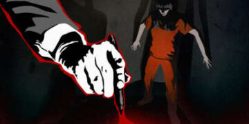 Ilustración de una prisionera apoyada contra las paredes de una celda oscura mientras un enorme brazo arrugado baja con un bolígrafo, abriendo un abismo rojo debajo de ella.