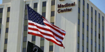 Fuera del hospital de Asuntos de Veteranos en California