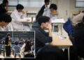 Un collage de imágenes que contiene 2 imágenes. La imagen 1 muestra a los estudiantes sentados para un examen en un salón de clases. La imagen 2 muestra los EXÁMENES SOCIALES DE EDUCACIÓN DE SKOREA.
