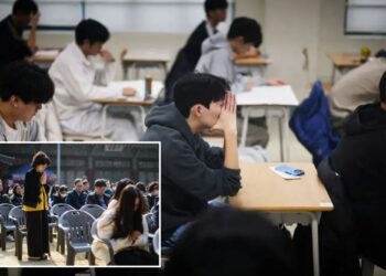 Un collage de imágenes que contiene 2 imágenes. La imagen 1 muestra a los estudiantes sentados para un examen en un salón de clases. La imagen 2 muestra los EXÁMENES SOCIALES DE EDUCACIÓN DE SKOREA.