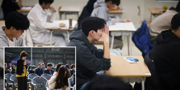 Un collage de imágenes que contiene 2 imágenes. La imagen 1 muestra a los estudiantes sentados para un examen en un salón de clases. La imagen 2 muestra los EXÁMENES SOCIALES DE EDUCACIÓN DE SKOREA.