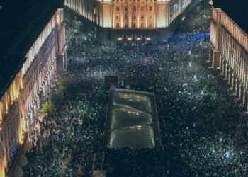 Un collage de imágenes que contiene 1 imágenes. La imagen 1 muestra una vista de un dron que muestra a los manifestantes manifestándose frente al parlamento durante una manifestación antigubernamental en Sofía.