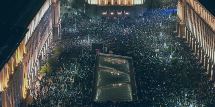Un collage de imágenes que contiene 1 imágenes. La imagen 1 muestra una vista de un dron que muestra a los manifestantes manifestándose frente al parlamento durante una manifestación antigubernamental en Sofía.
