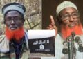 Un collage de imágenes que contiene 3 imágenes. La imagen 1 muestra a Abdul Qadir Mumin, un líder militante islamista, con una chaqueta de camuflaje y una barba roja. La imagen 2 muestra un retrato del clérigo nacido en Somalia Abdulqadir Mumin, acusado de encabezar el grupo Estado Islámico en África Oriental. La imagen 3 muestra a dos militantes con equipo militar sosteniendo una bandera negra con escritura árabe blanca.