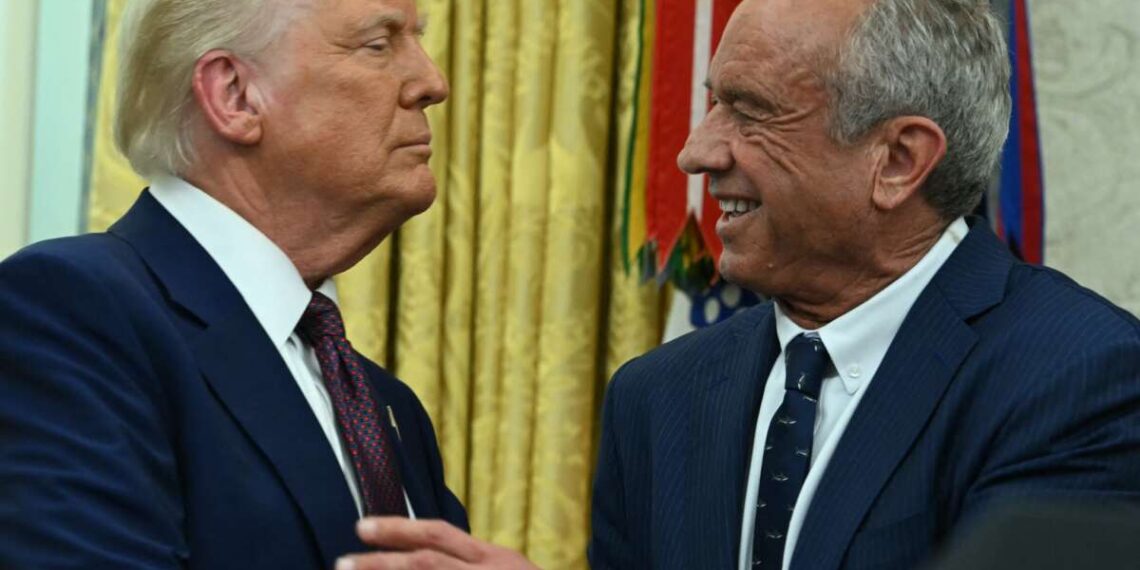 El nuevo miembro del panel del HHS impulsó una teoría infundada que vincula las vacunas COVID con el cáncer