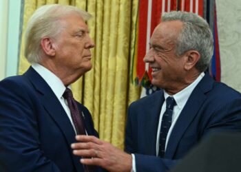 El nuevo miembro del panel del HHS impulsó una teoría infundada que vincula las vacunas COVID con el cáncer