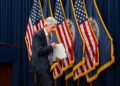 El presidente de la Reserva Federal, Jerome Powell, se retira después de hablar en una conferencia de prensa posterior a la reunión del Comité Federal de Mercado Abierto (FOMC) en Washington el 29 de octubre de 2025. (Madalina Kilroy/La Gran Época)